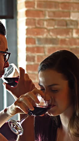pareja bebiendo vino tinto