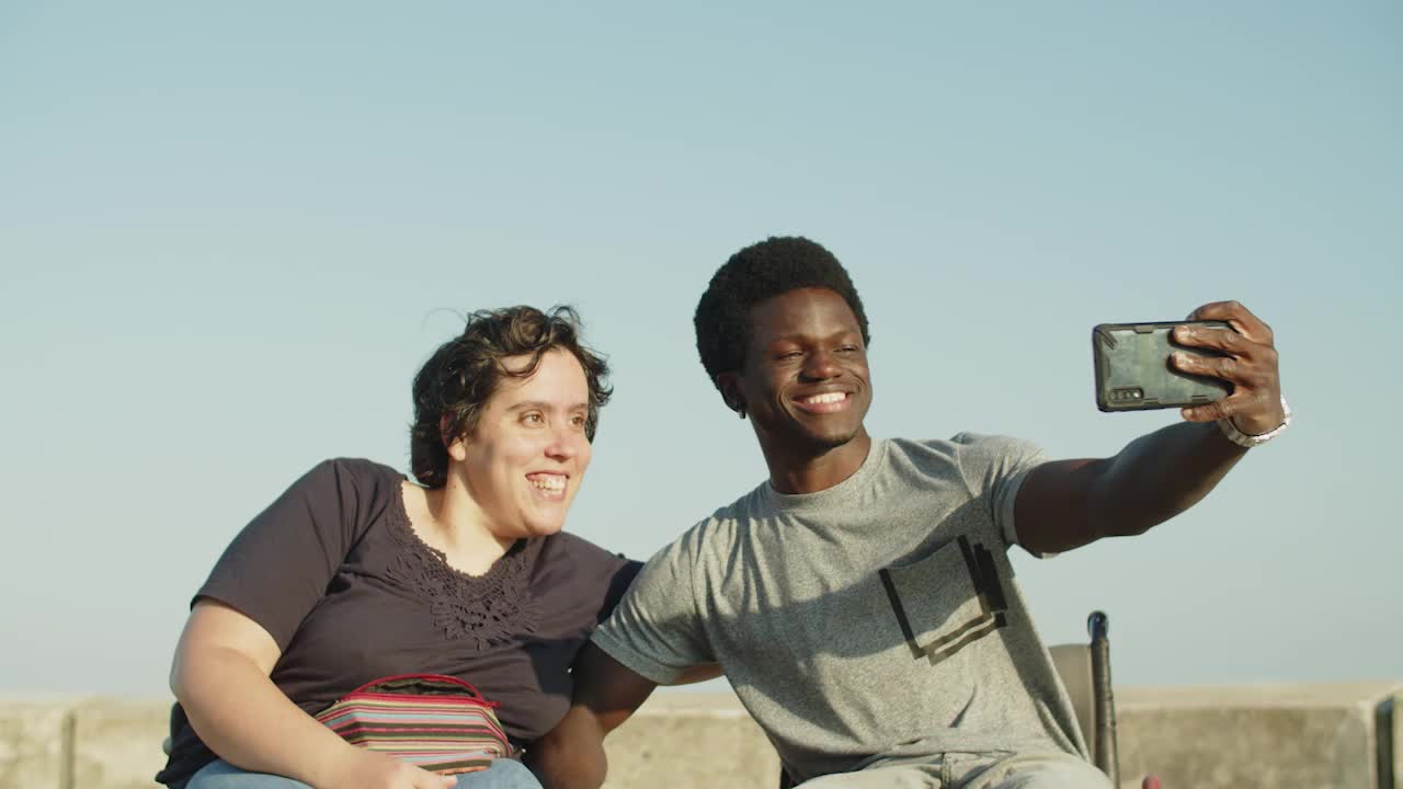 retrato de una pareja feliz tomando una selfie con un teléfono inteligente