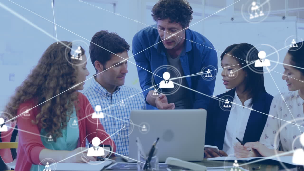 animación de la red de iconos de perfil contra diversos colegas discutiendo en una computadora portátil en la oficina