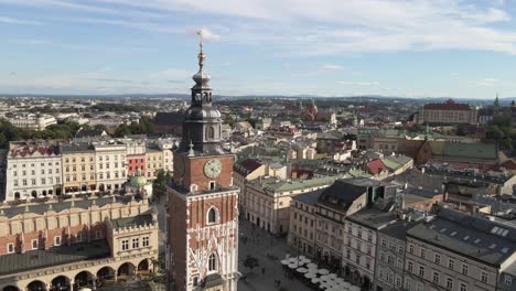 vista aérea de la torre del reloj en la plaza principal de cracovia y la ciudad vieja al fondo en un día soleado