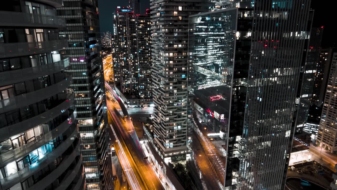 夏の夜、都心の空撮タイムラプス