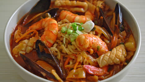 Jjamppong---Korean-Seafood-Noodle-Soup---Korean-food-style