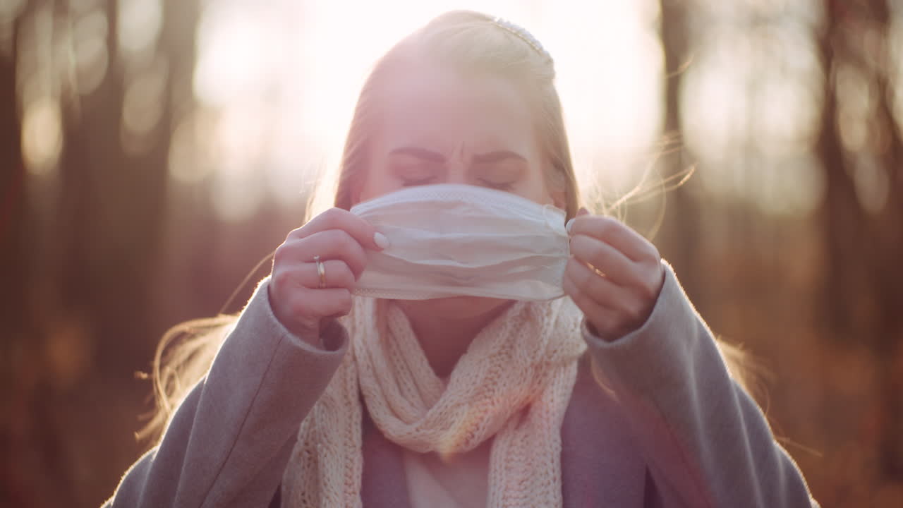 mujer poniéndose una máscara protectora contra el coronavirus