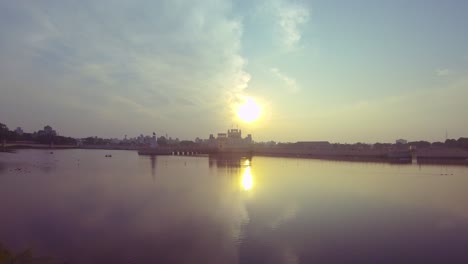 Lago-Con-Hermosos-Cielos-Y-Un-Hermoso-Palacio-Puesta-De-Sol-Video-De-Lapso-De-Tiempo-En-La-Ciudad-De-Jamnagar-Lakhota-Lago-Gujarat-Puesta-De-Sol-Lapso-De-Tiempo