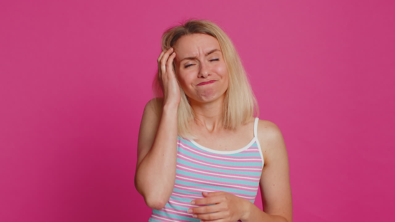 mujer confundida sintiéndose avergonzada por la pregunta teniendo dudas sin respuesta sin idea incierta