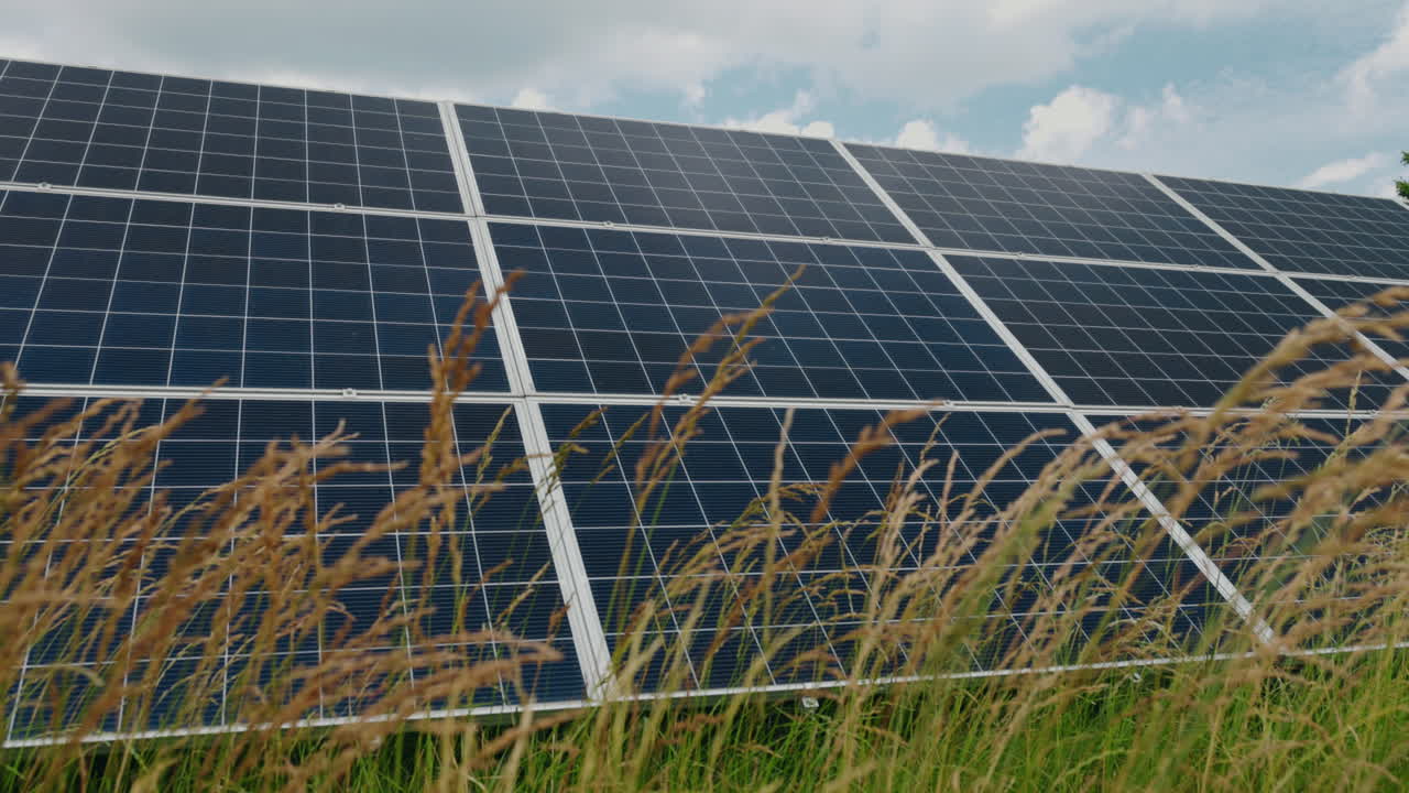 Солнечные батареи в поле