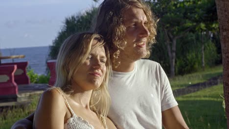 pareja disfrutando de un día de verano en vacaciones