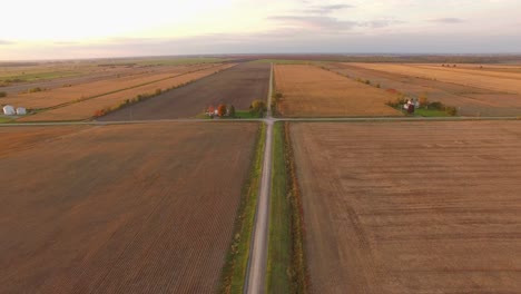 vista aérea de tierras de cultivo planas y abiertas con campos recién arados y parcelas listas para la cosecha