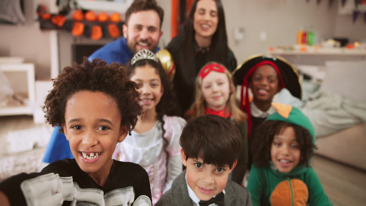Festa di Halloween con bambini in costume