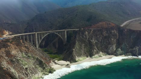 puente bixby creek en la costa de california big sur en el condado de monterey, vuelo aéreo de drones