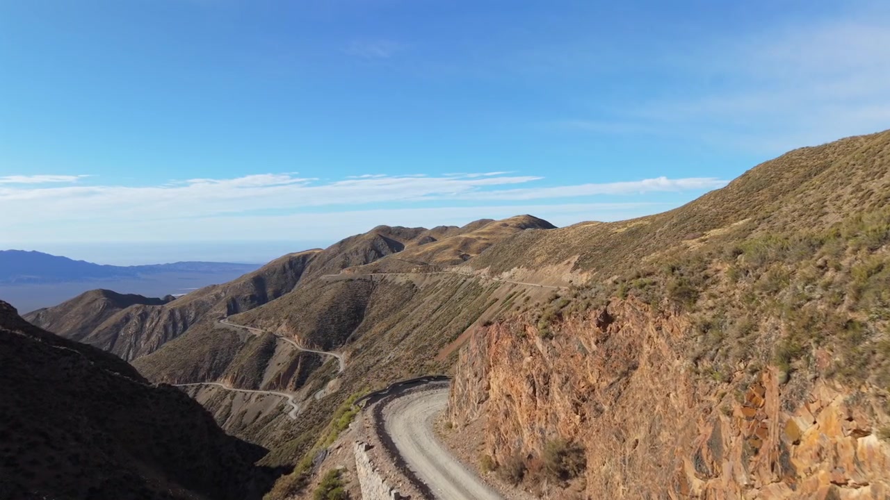 Un video drone in movimento in avanti che vola lungo le strette curve sterrate della storica strada di montagna Caracoles de Villavicencio a Mendoza.