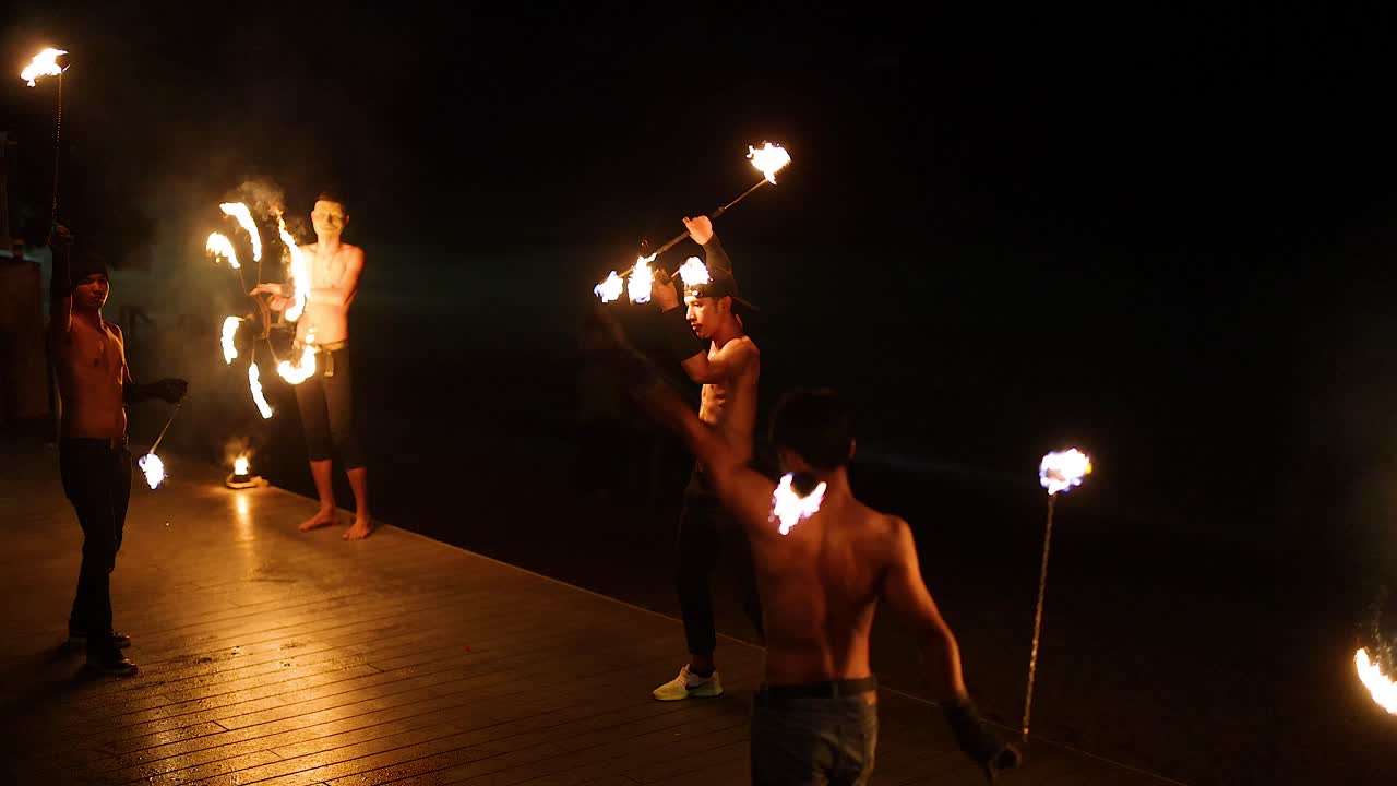 danza de fuego deslumbrante con artistas hábiles
