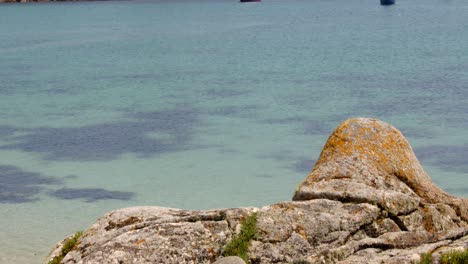 Türkisfarbenes-Meer-Mit-Erodiertem-Felsen-Im-Vordergrund-Auf-St.-Agnes-Und-Gugh-Auf-Den-Scilly-Inseln