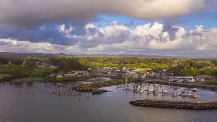 Vista aerea di barche e pali di legno nelle acque del fiume Coquille - Porto di Bandon in Oregon - hyperlapse