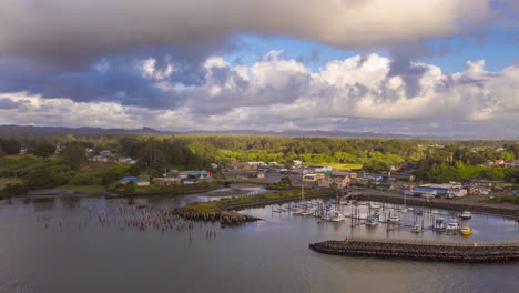 Luftaufnahme-Von-Booten-Und-Holzpfählen-In-Den-Gewässern-Des-Coquille-River---Hafen-Von-Bandon-In-Oregon---Hyperlapse