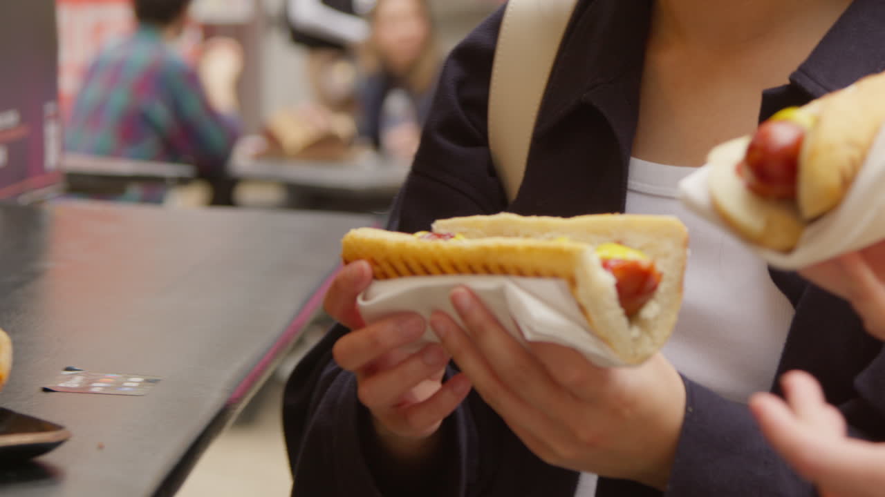 거리 음식 시장 스탠드 1에서 핫도그를 구입하는 두 여성의 근접