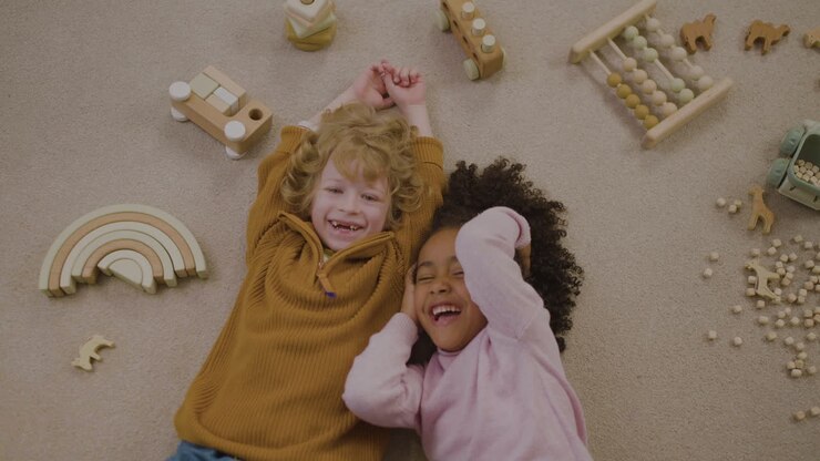 Bambini sdraiati per terra