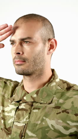 soldado saludando sobre fondo blanco