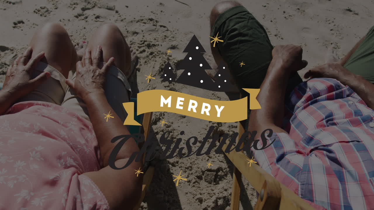 animación de felicitaciones de navidad texto sobre una pareja biracial mayor en la playa