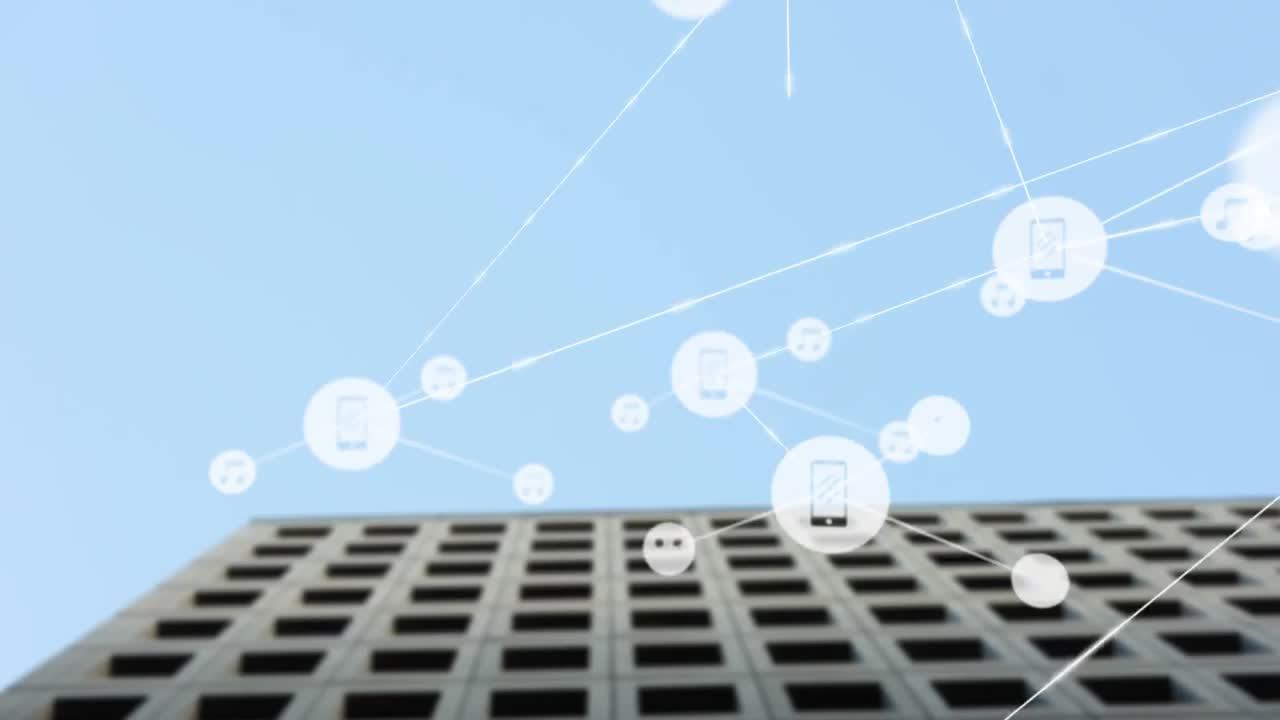 현대적인 사무실 건물 위의 아이콘과 연결 네트워크의 애니메이션