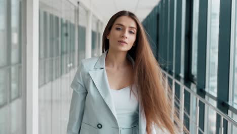 hermosa chica disuelve el cabello largo y voluminoso