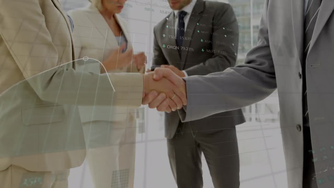 animación del procesamiento de datos sobre el apretón de manos de un hombre de negocios