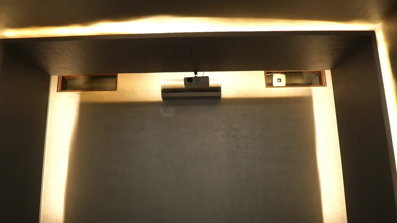 vista de la sala de cine en casa de lujo vacía