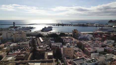 Paisaje-Urbano-De-Almería-Junto-Al-Mar-Mediterráneo,-Destino-De-Verano