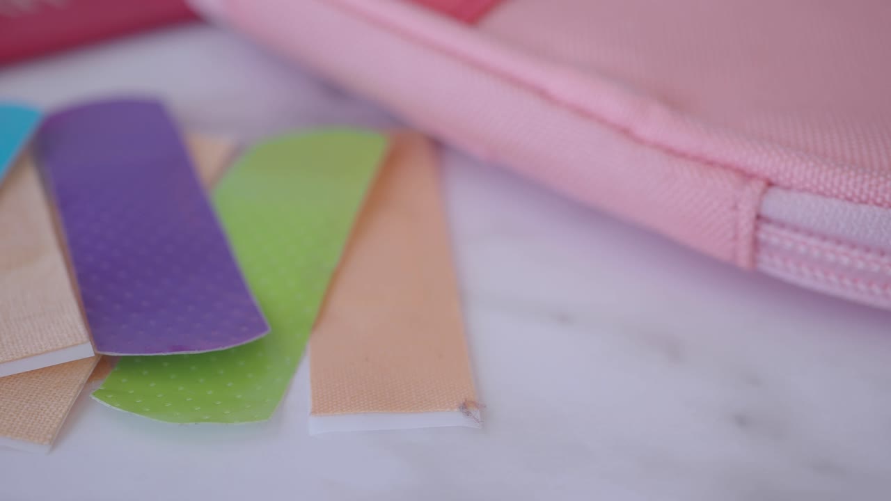 vendajes de colores en un botiquín de primeros auxilios