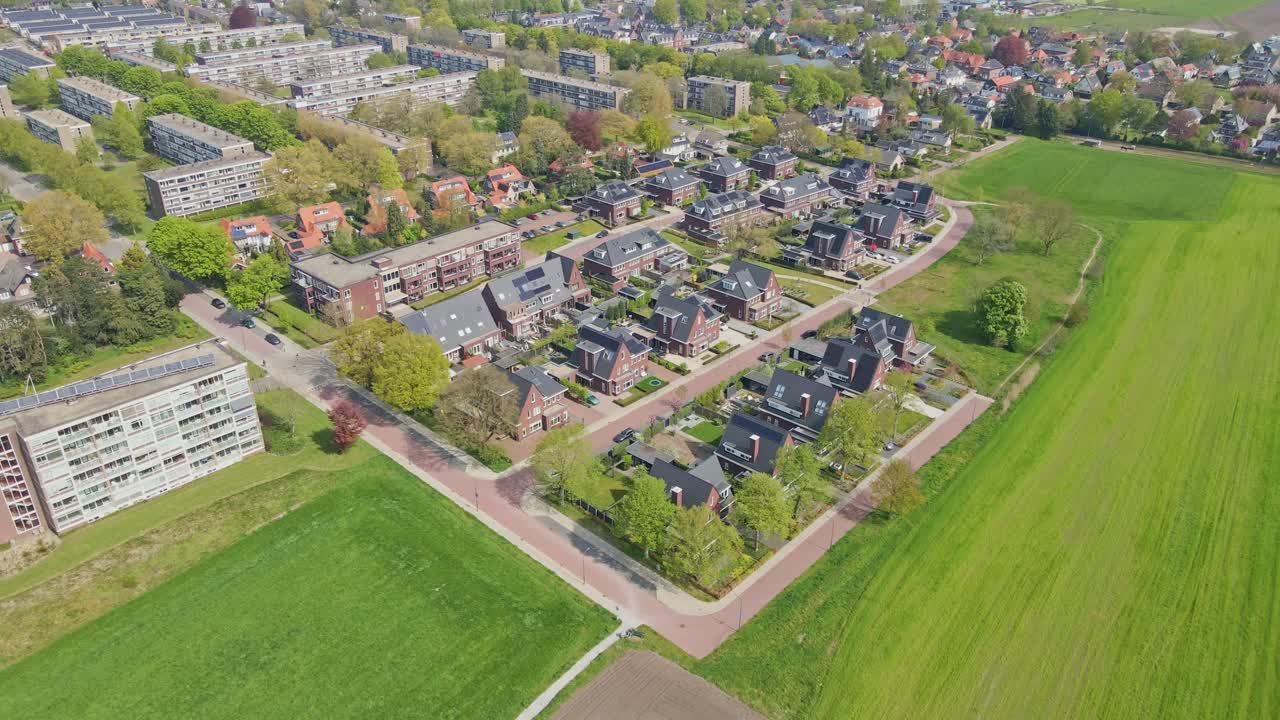 드론은 천천히 옥상에 태양 전지 패널과 함께 아름다운 교외 이웃을 향해 내려