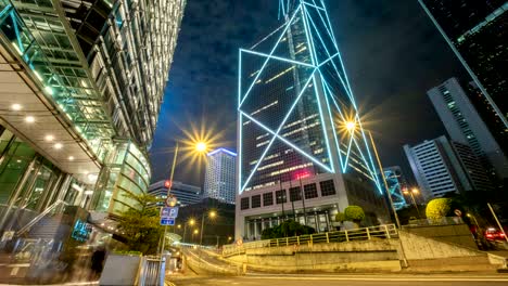 4k lapso de tiempo de la calle de hong kong. el coche en movimiento pasa por la ciudad