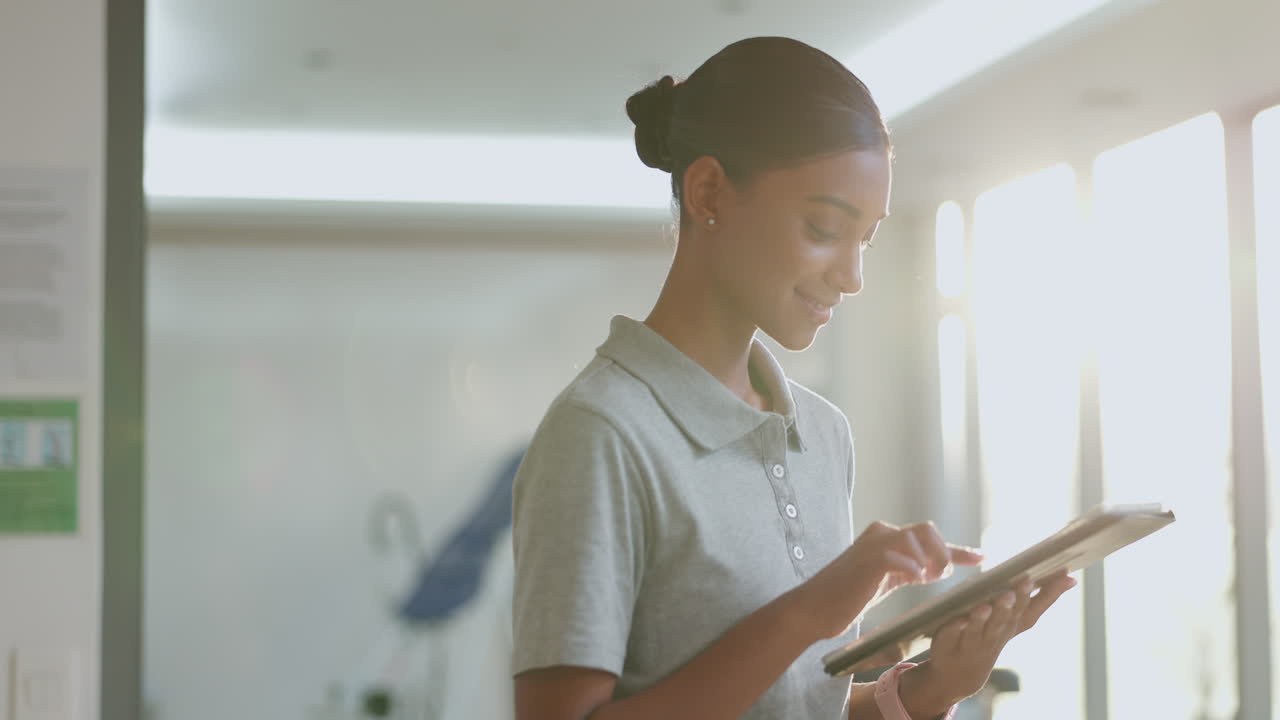 mujer, fisioterapeuta y escribir con una tableta