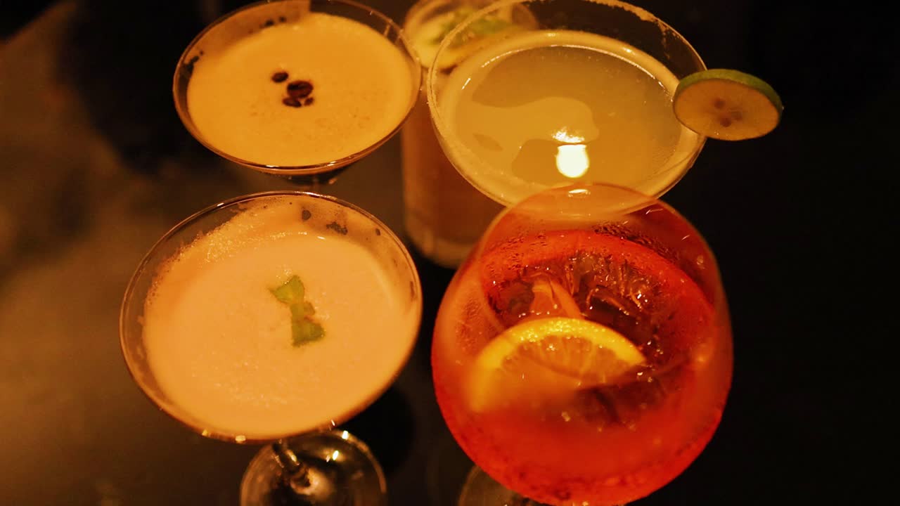 cócteles coloridos en un entorno vibrante de bangkok