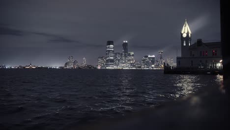 frente al mar de nueva york en la noche bajo un cielo nublado