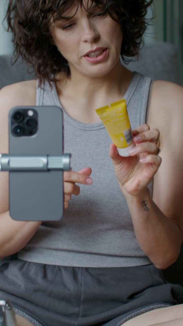 mujer haciendo demostraciones en línea de productos para el cuidado de la piel y medicamentos