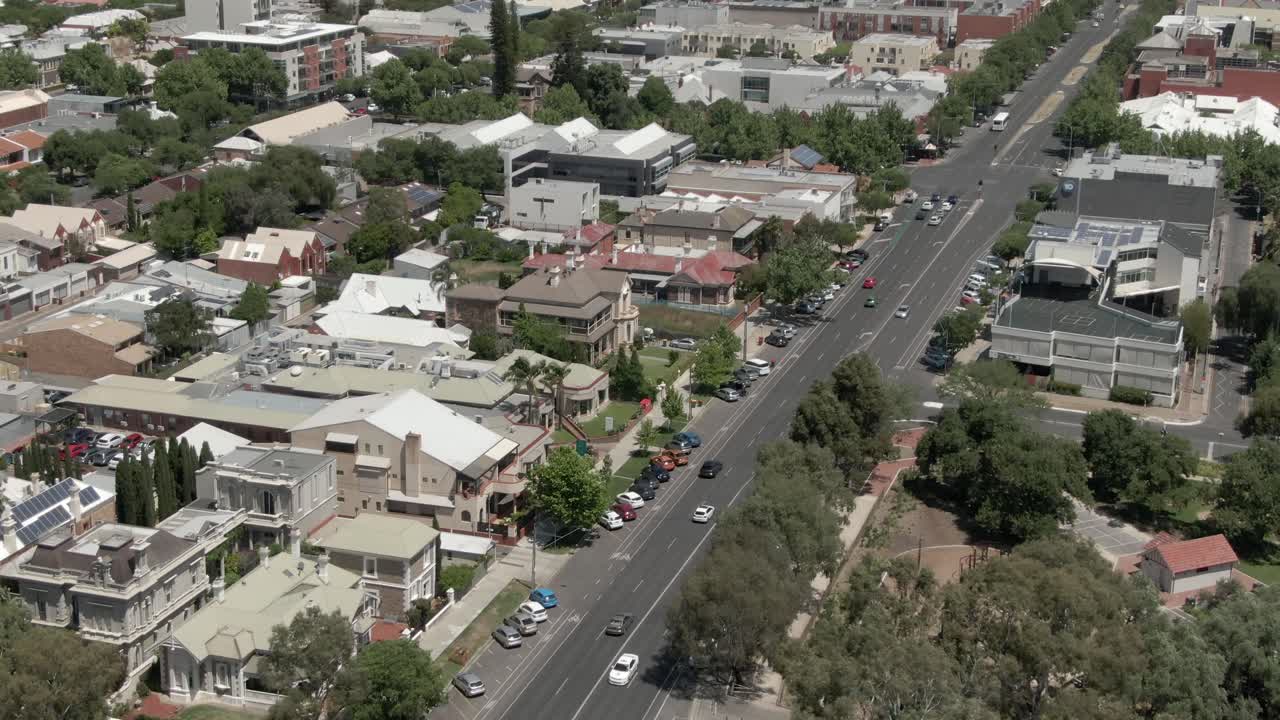 호주 남부 애들레이드의 도시 도시에서 고속도로의 조감도