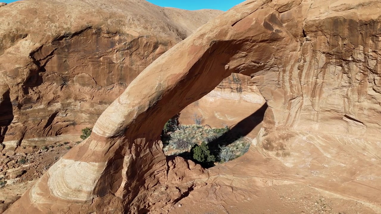 Vista da drone del Funnel Arch, sentiero escursionistico vicino a Moab, Utah, USA in una calda giornata di sole