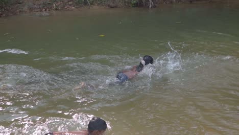 Dorfkinder-Schwimmen-Im-Kleinen-Fluss