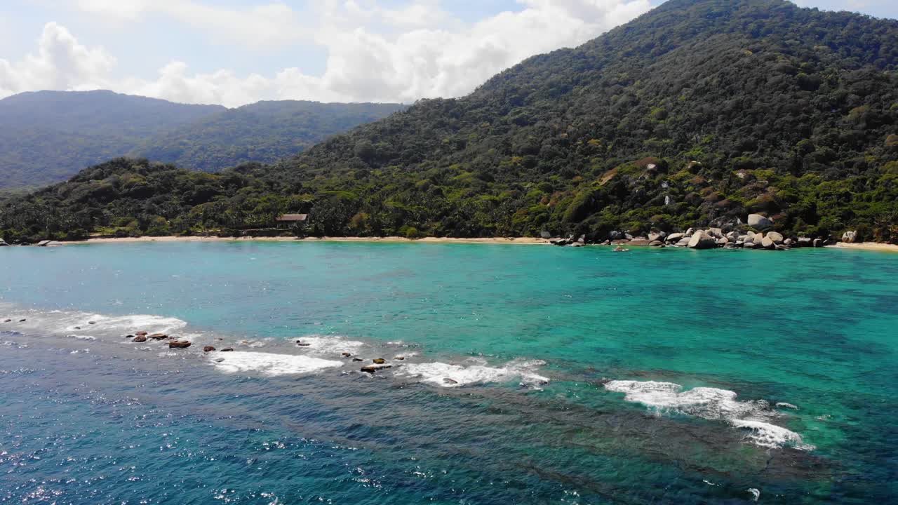 카리브해 콜롬비아, 남아메리카의 타이로나 국립 자연 공원 해안에서 바다 위에서 낮은 공중 뷰 - 추적, 팬, 드론  ⁇