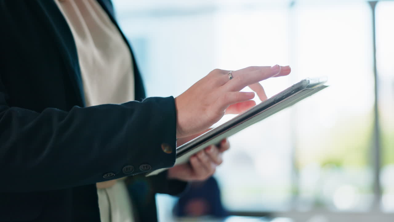 사무실에서 태블릿을 사용하는 여성