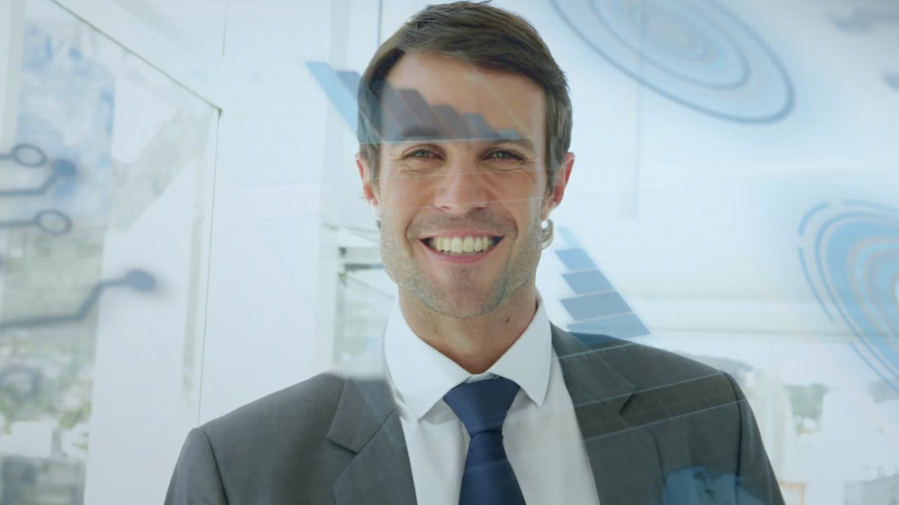 Empresario sonriendo en un vestíbulo de cristal, con líneas de circuito animándose en su traje, demostrando una interfaz tecnológica.