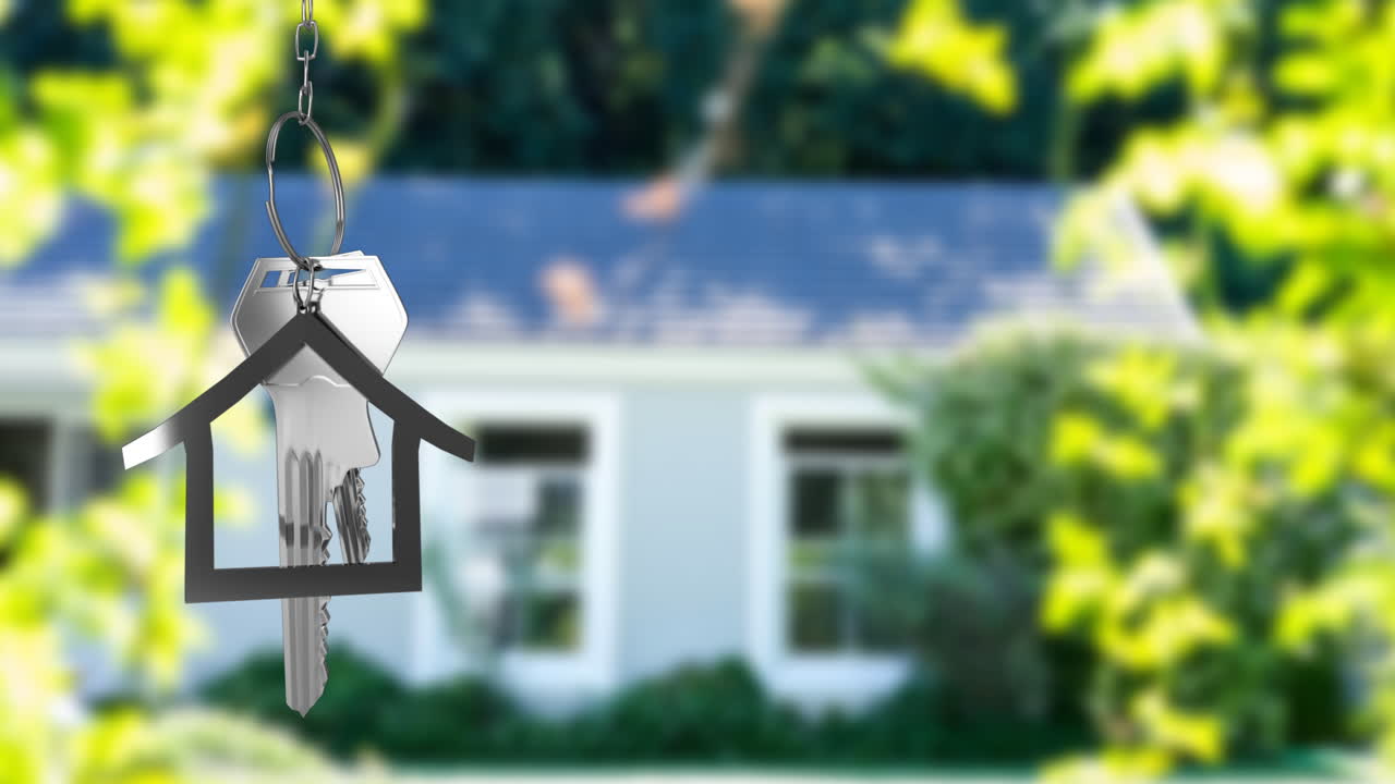 Chiavi di casa e portachiavi appesi sopra una casa sfocata 4k