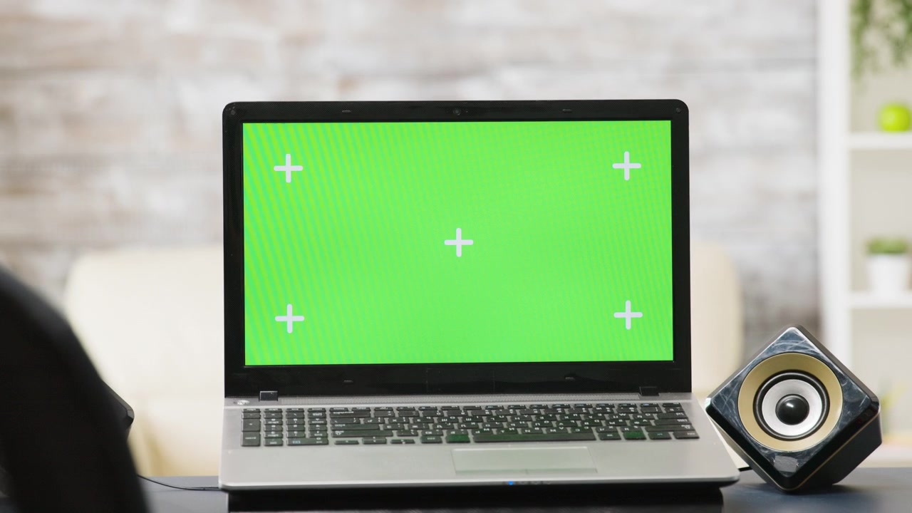 Laptop con schermo verde sulla scrivania dell'ufficio