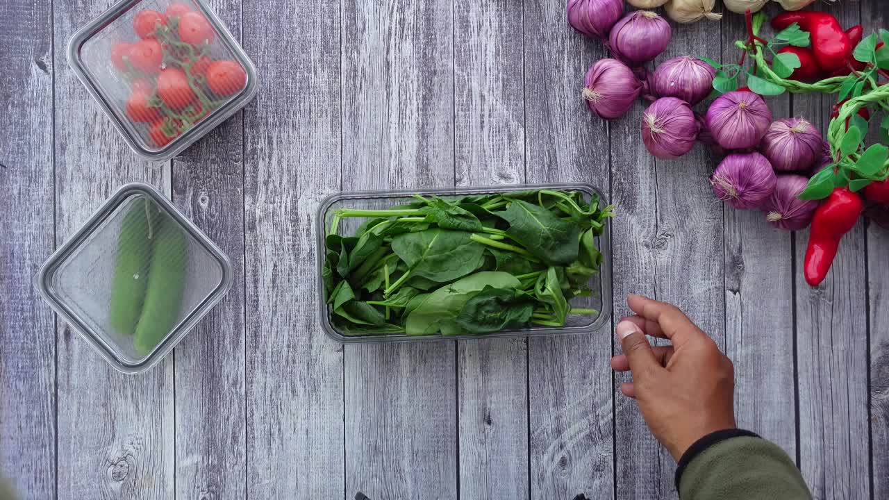 Verdure fresche in contenitori