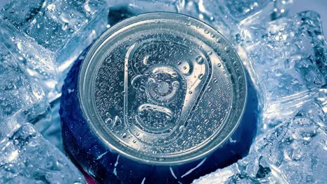 la tapa de la lata de soda de aluminio de refresco con hielo da la vuelta al círculo.