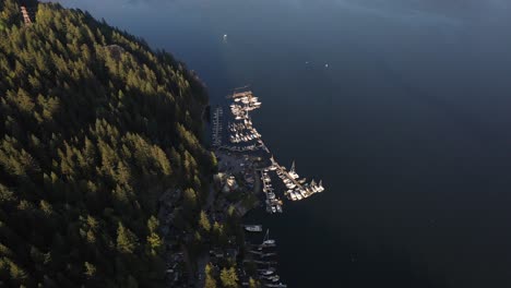 Vista-Aérea-De-Un-Puerto-Deportivo-En-La-Costa-De-Columbia-Británica