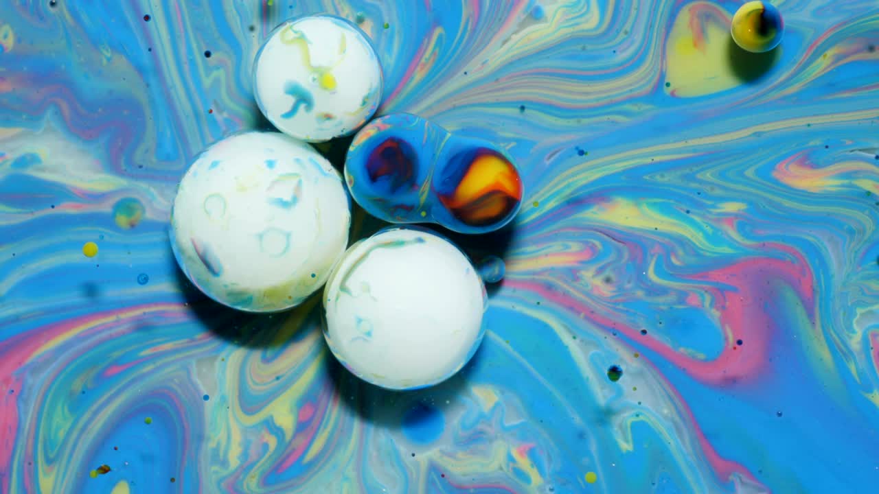 느린 움직임 밝은 색상 거품 오일 아름다운 페인트 우주 색 움직이는 다채로운 근접. 아크릴 페인트. 환상적인 최면 표면. 추상적인 다채로운 페인트 변형 구조 거품.