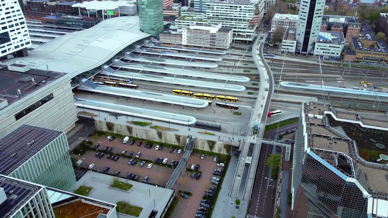 네덜란드의 utrecht centraal 역으로 향하는 rijkskantoor de knoop 위를 날아갑니다.