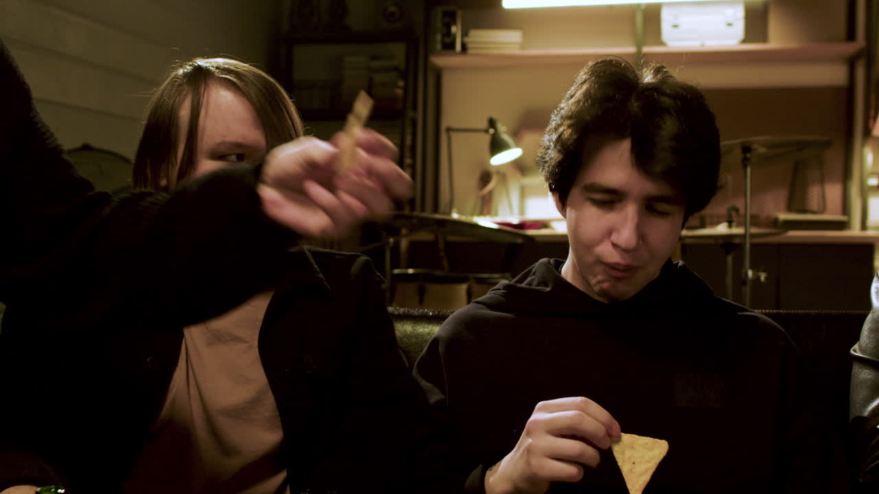 hombres divirtiéndose y escuchando música