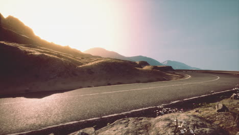 puesta de sol de carretera de montaña